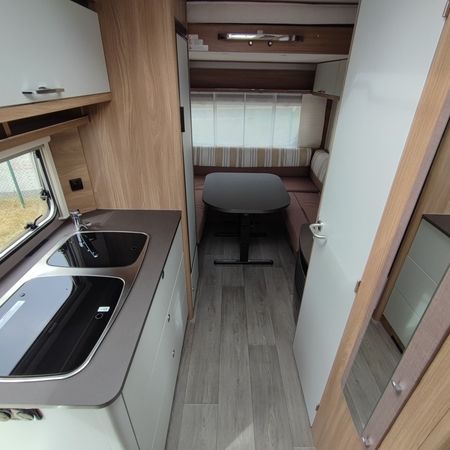 Bürstner 440 TK - Küchenbereich mit Herd und Waschbecken