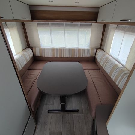 Bürstner 440 TK - Essbereich mit Tisch und Essecke