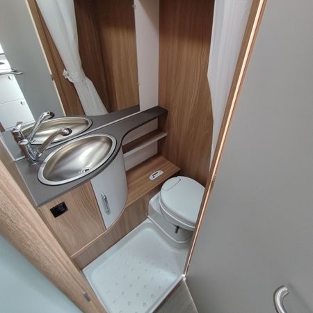 Bürstner 440 TK - Badezimmer mit Waschbecken und Toilette