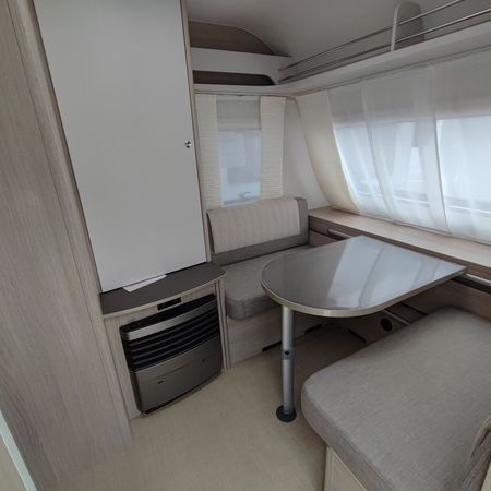 Bürstner 480 TL - Modell 2024/2025 - Sitzecke aus einer anderen Perspektive