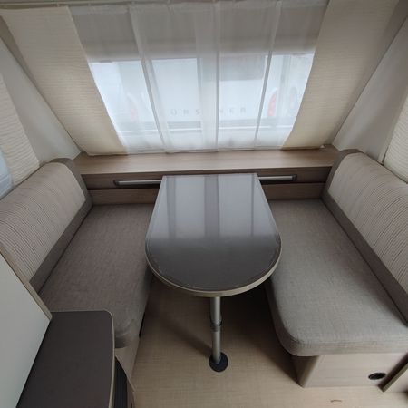 Bürstner 480 TL - Modell 2024/2025 - Sitzecke mit Bänken und einem Tisch