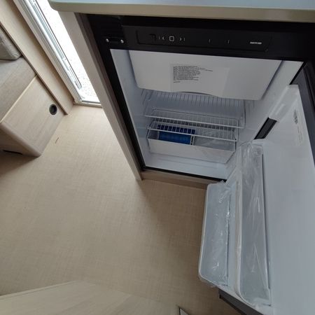 Bürstner 480 TL - Modell 2024/2025 - geöffneter Kühlschrank