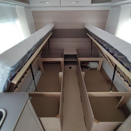 Bürstner 480 TL - Modell 2024/2025 - hochgeklappte Betten mit Stauraum darunter