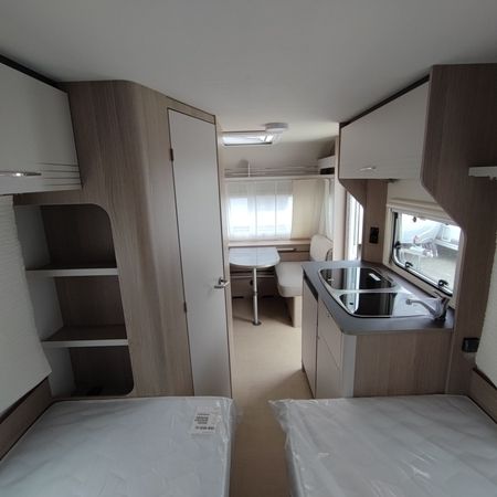 Bürstner 480 TL - Modell 2024/2025 - Innenansicht des Wohnwagens mit Betten Küche und Essbereich