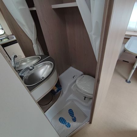 Bürstner 480 TL - Modell 2024/2025 - Badezimmer mit Dusche Toilette und Waschbecken