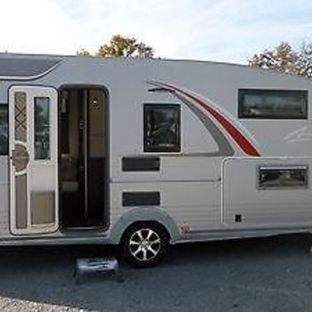 Bürstner 510 TK - Modell 2024 / 2025 - Außenansicht mit geöffneter Tür