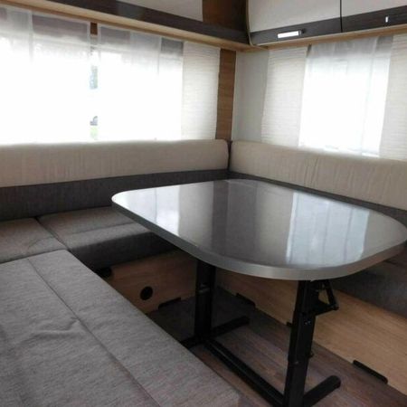 Bürstner 520 TL - Modell 2024 / 2025 - Essecke mit Tisch und Bänken