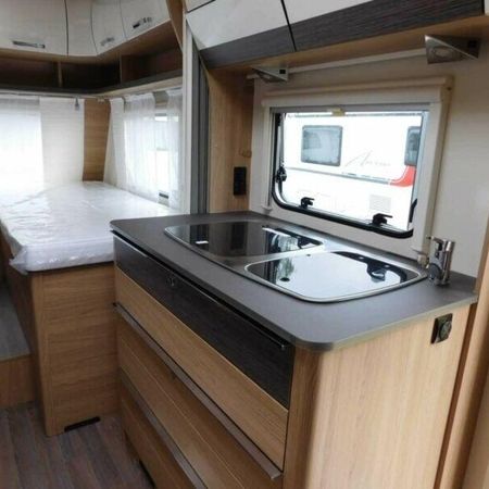 Bürstner 520 TL - Modell 2024 / 2025 - Küchenzeile