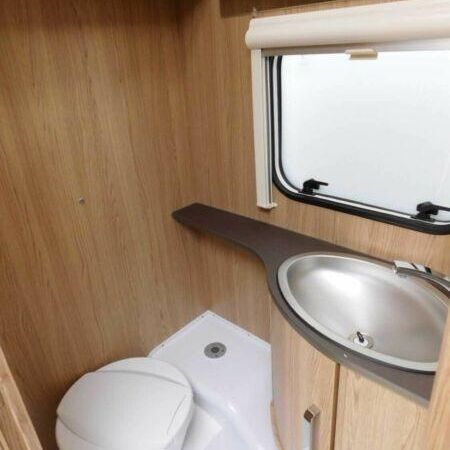 Bürstner 520 TL - Modell 2024 / 2025 - Toilette und Waschbecken