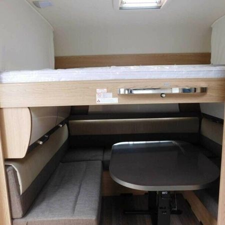 Bürstner 520 TL - Modell 2024 / 2025 - Sitzecke mit herausgeklapptem Bett darüber