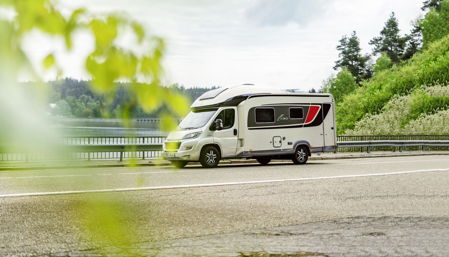 Lxeo TL 201 Wohnwagen auf einer Straße
