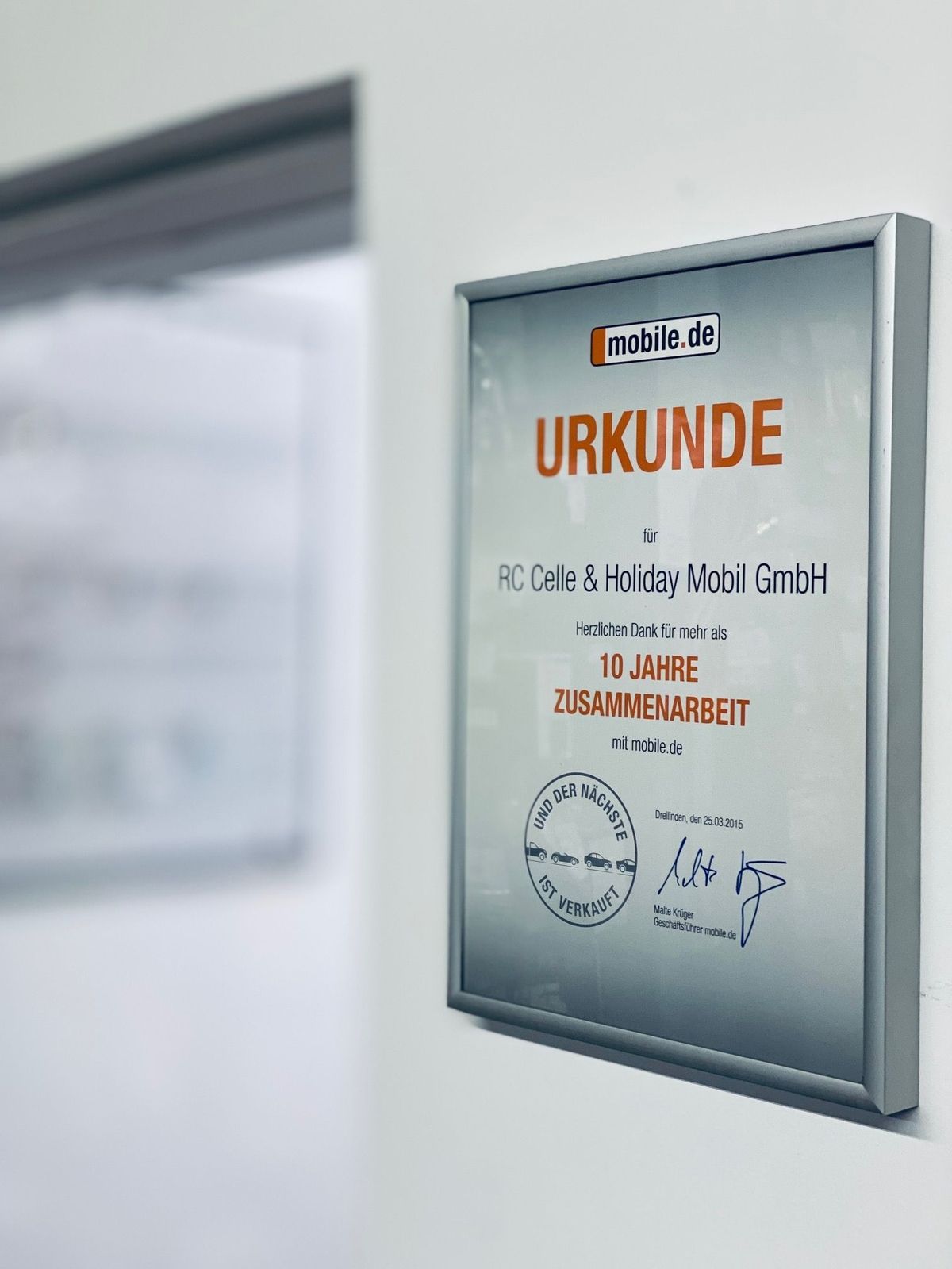mobile.de Urkunde an der Wand