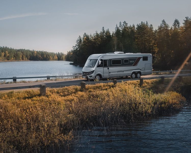 Silbernes Wohnmobil in herbstlicher natürlicher Umgebung