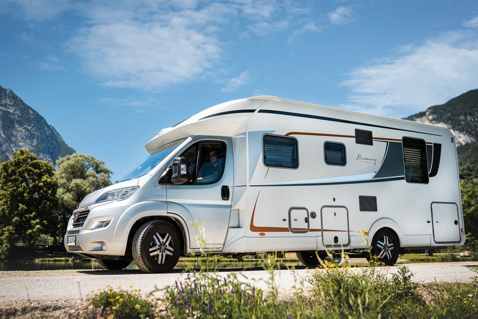 weißer Wohnwagen in praller Sonne
