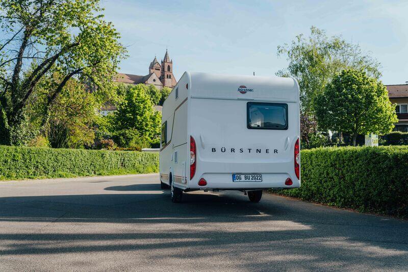 Wohnwagen am Straßenrand